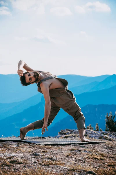 Yoga Πρακτική Μάθημα Άσκησης Νεαρός Κάνει Ασκήσεις Άνθρωπος Πρακτική Γιόγκα — Φωτογραφία Αρχείου
