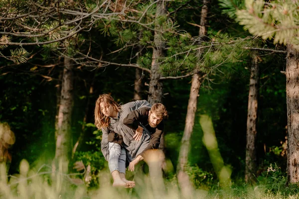 Joven Pareja Bailando Bosque Verde Divirtiéndose — Foto de Stock