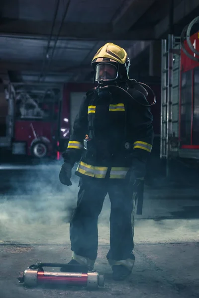 Retrato de una bombera con casco y toda la seguridad —  Fotos de Stock