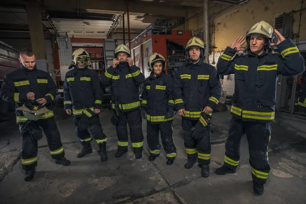 Προσωπογραφία των πυροσβεστών που στέκονται δίπλα σε πυροσβεστική μηχανή. — Φωτογραφία Αρχείου