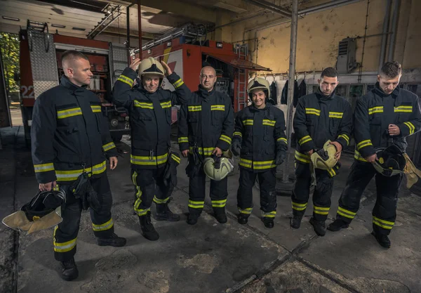 Портрет Пожежників Стоять Біля Пожежного Двигуна — стокове фото