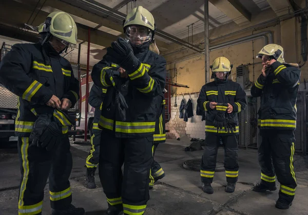 Пожежники готуються до служби швидкої допомоги. Пожежники одягають — стокове фото