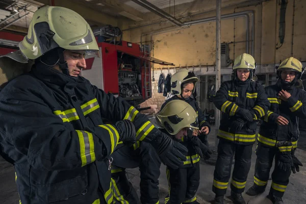 Bomberos Preparándose Para Servicio Emergencia Bomberos Poniéndose Guantes —  Fotos de Stock