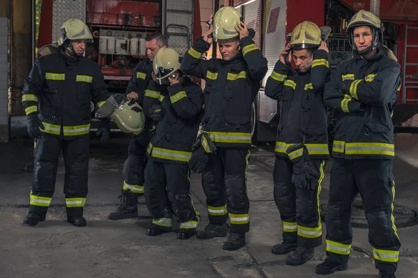 Grupo de bomberos confiados en las armas cruzadas. Fuego —  Fotos de Stock