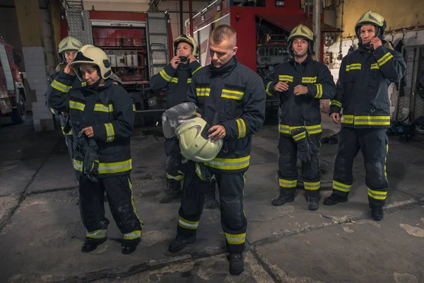 武装して自信を持って立って消防士のグループが交差した。火 — ストック写真