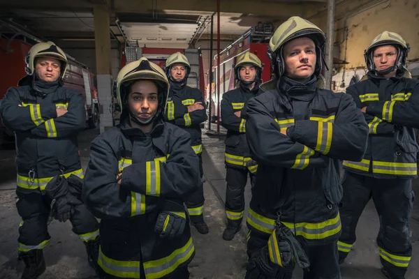 Grupo de bomberos confiados en las armas cruzadas. Fuego —  Fotos de Stock