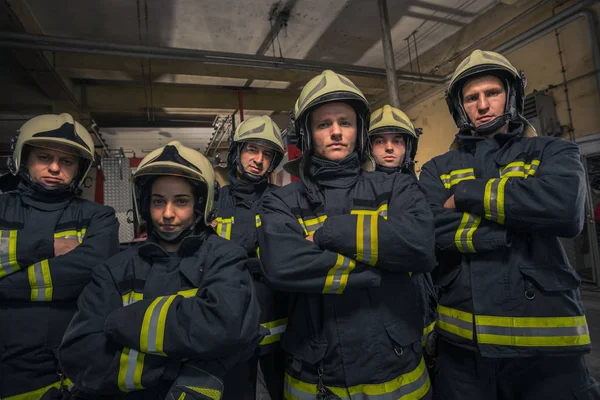 Grupo de bomberos confiados en las armas cruzadas. Fuego —  Fotos de Stock