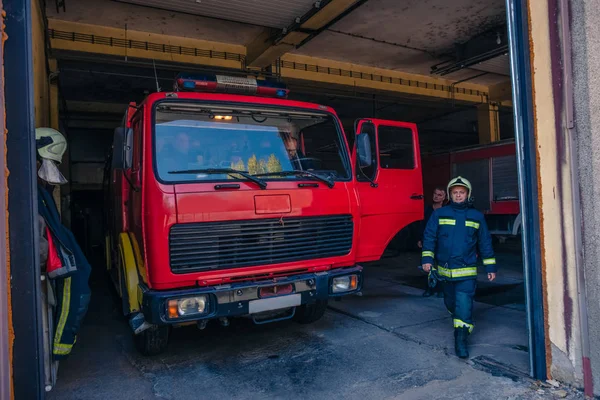Bomberos dentro del garaje del departamento de bomberos — Foto de Stock