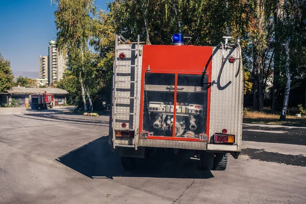 Mesin Pemadam Kebakaran Meninggalkan Garasi Stasiun Pemadam Kebakaran — Stok Foto