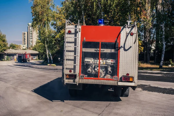 Brandbil Som Lämnar Brandstationens Garage — Stockfoto