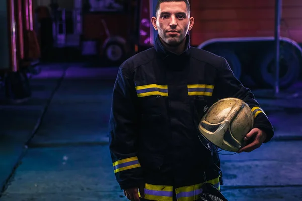 Retrato de un bombero con uniforme dentro de la estación de bomberos. —  Fotos de Stock