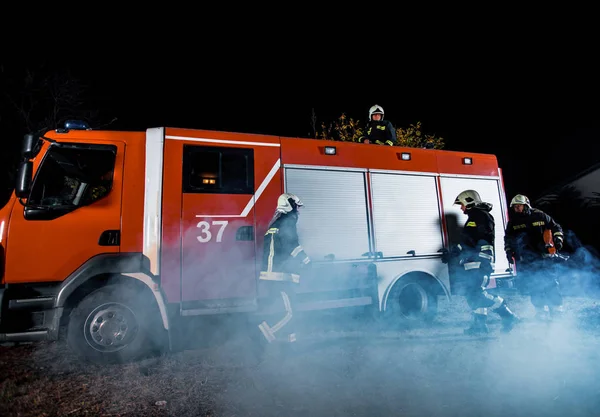 Zespół strażaków podczas interwencji — Zdjęcie stockowe