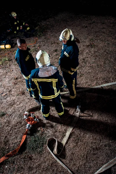 Пожарная команда во время вмешательства — стоковое фото