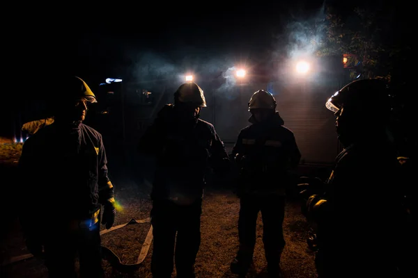 Equipo de bomberos en acción —  Fotos de Stock