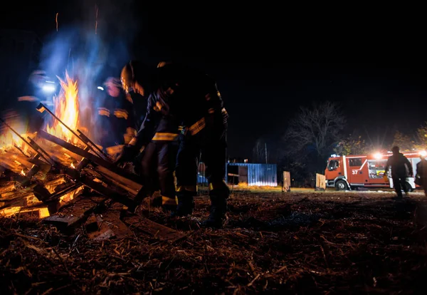 夜間行動中の消防隊 — ストック写真