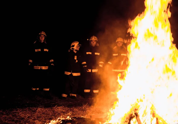 Equipe de combate a incêndios em uma cena de incêndio — Fotografia de Stock
