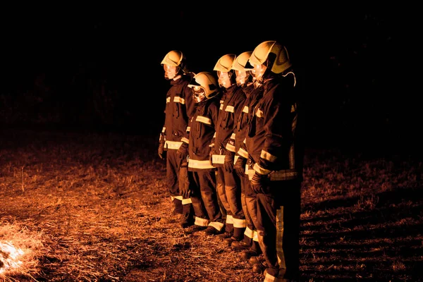 夜間の作戦中の消防士 — ストック写真