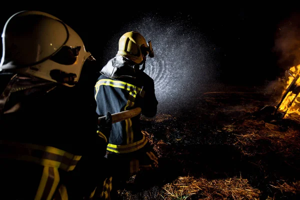 Intervenção de combate a incêndios — Fotografia de Stock