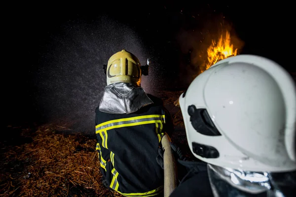 Πυροσβέστες Που Χρησιμοποιούν Πυροσβεστικό Σωλήνα Που Εκτοξεύει Αφρό Και Νερό — Φωτογραφία Αρχείου