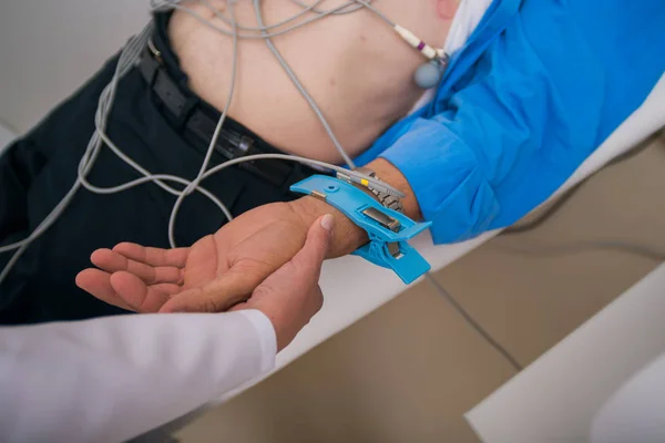 Lekarz (kardiolog) podłącza czujniki próżniowe do starszego — Zdjęcie stockowe