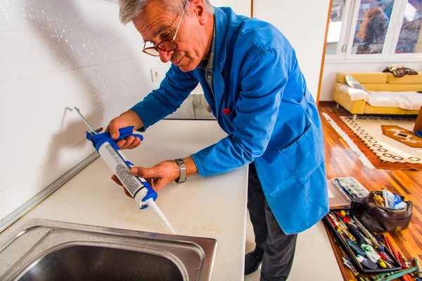 Manitas Senior Está Trabajando Con Pistola Calafateo Lavabo —  Fotos de Stock