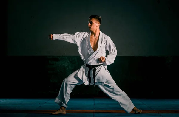 Sterke Fit Atleet Karate Man Vechter Witte Kimono Pak Met — Stockfoto