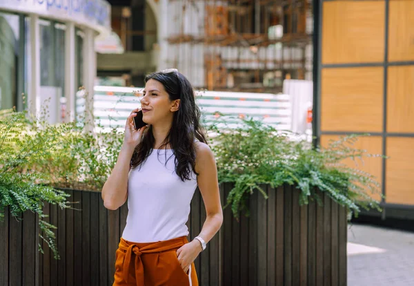 Mulher Escritório Bem Sucedida Responde Chamada Telefônica Seu Cliente Fora — Fotografia de Stock