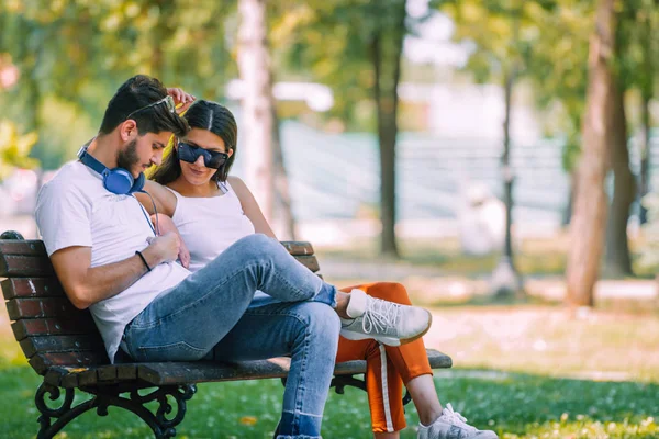 Achteraanzicht Van Mooi Liefdespaar Zittend Buiten Een Bank Kijkend Naar — Stockfoto