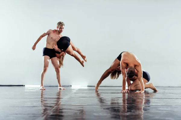 Uomini Donne Atletici Flessibili Durante Esercizio Balletto — Foto Stock