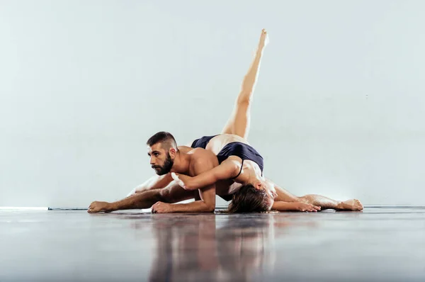 柔軟な男性と女性のペアは 芸術的なダンスの動きを実行 — ストック写真