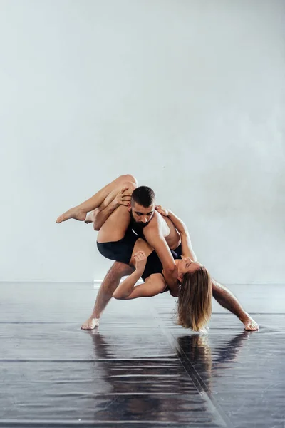 Pareja Ballet Realizando Una Danza Contemporánea Emocional Artística — Foto de Stock