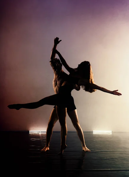 현대의 춤추는 실루엣 댄서들 — 스톡 사진