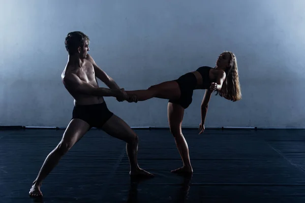 Flessibile Atletica Uomo Donna Durante Esercizio Balletto — Foto Stock