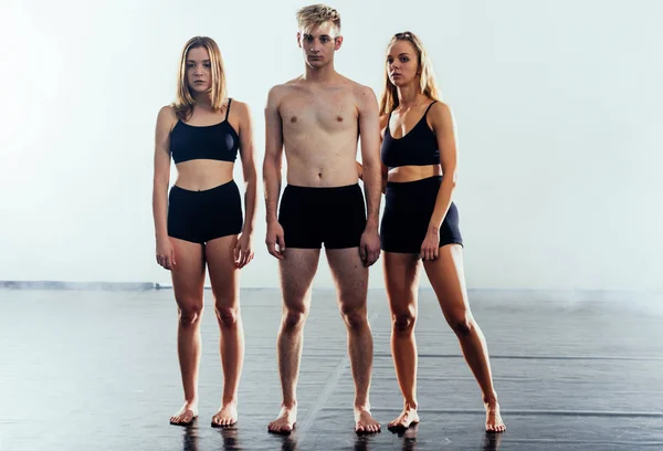 Giovane Gruppo Balletto Durante Una Pratica Danza Studio — Foto Stock