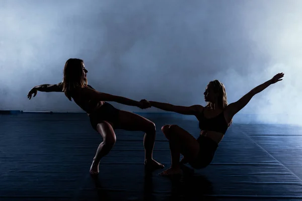 Eleganckie Tancerki Baletowe Ćwiczące Pozy Podczas Lekcji Tańca — Zdjęcie stockowe