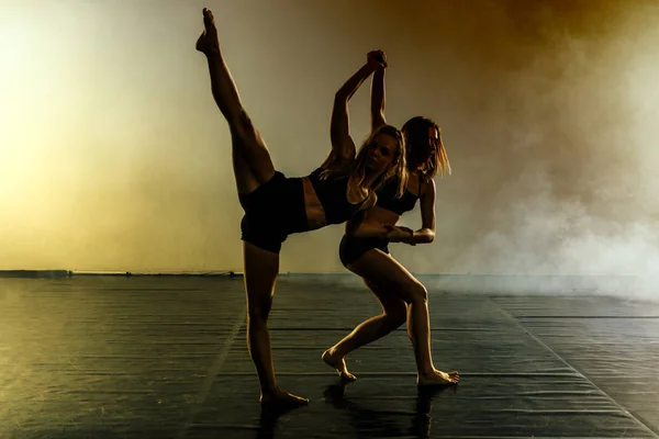 Δυο Χορευτές Μπαλέτου Φορώντας Μαύρα Κολάν Κατά Διάρκεια Μιας Εξάσκησης — Φωτογραφία Αρχείου