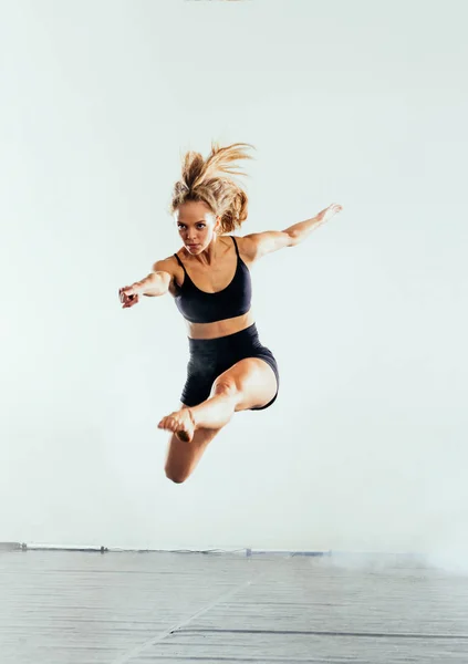 Jonge Mooie Moderne Stijl Danser Poseren Een Studio Achtergrond — Stockfoto