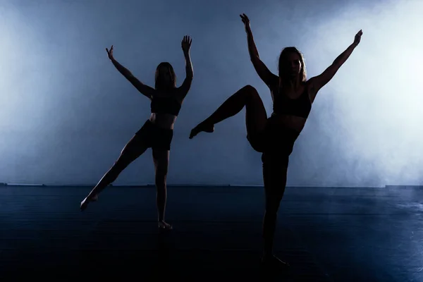 Slim Pareja Danza Atlética Medias Que Realizan Ballet Estilo Moderno —  Fotos de Stock