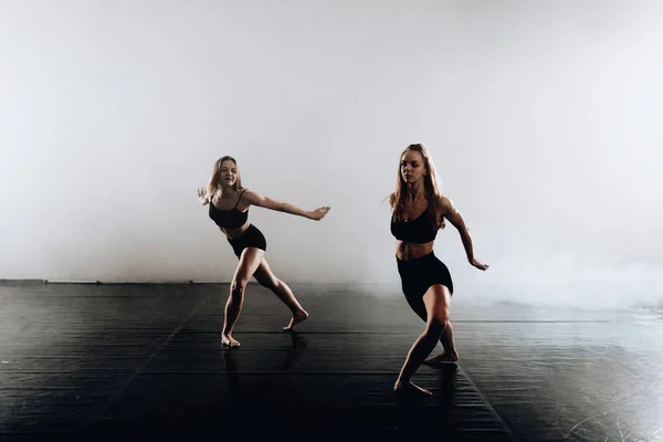 Coppia Donne Flessibili Che Eseguono Movimento Danza Artistica — Foto Stock