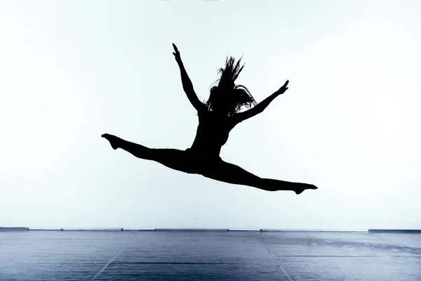 Mooie Jonge Vrouw Die Elegante Ballet Choreografie Uitvoert — Stockfoto