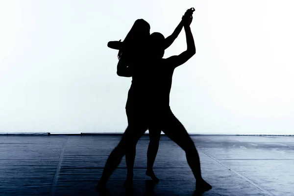 Paar Junger Silhouettentänzer Die Eine Zeitgenössische Ballettbewegung Üben — Stockfoto