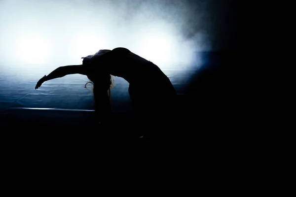 Zeitgenössische Tanzdarstellerin Beim Üben Während Eines Tanzkurses — Stockfoto