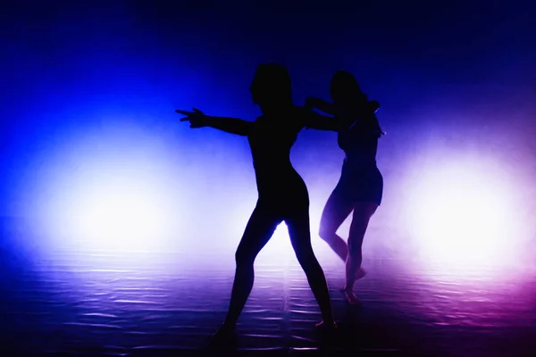 Vestibilità Giovane Coppia Che Esegue Una Routine Danza Contemporanea — Foto Stock