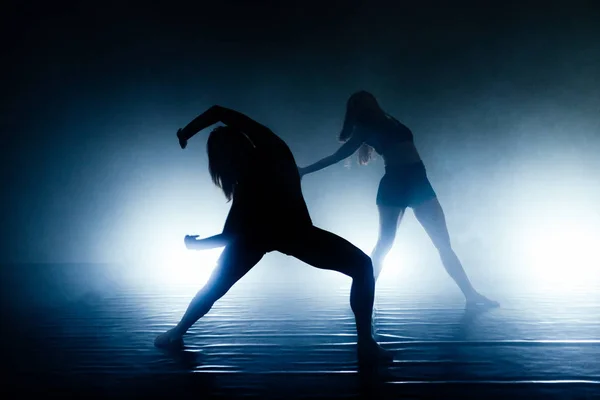Сучасні Виконавці Танців Вправляються Під Час Танцювального Класу — стокове фото