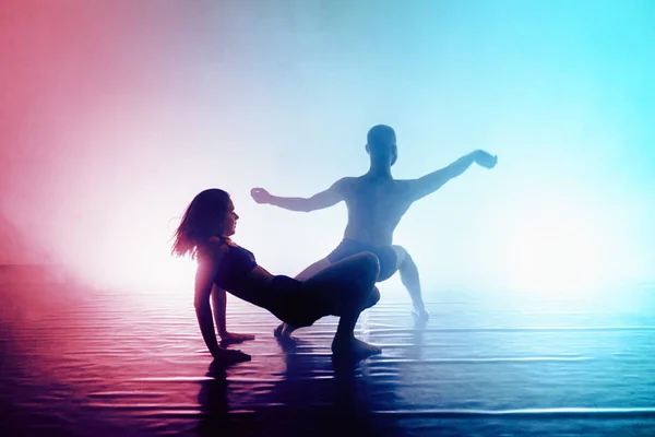 Kaukasische Mannelijke Vrouwelijke Hedendaagse Dansers Oefenen Een Dans Routine — Stockfoto