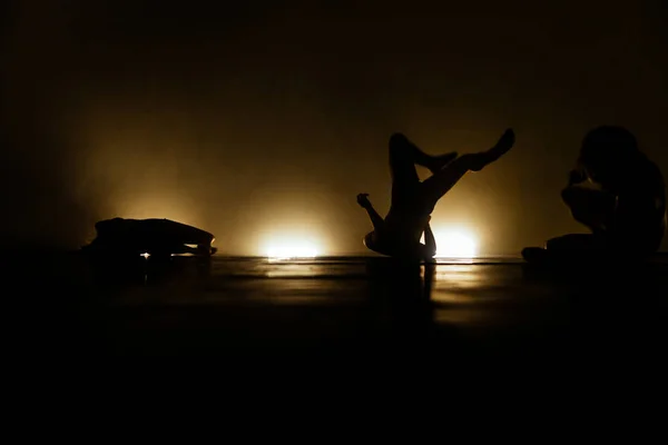 Danseuses Danseurs Contemporains Caucasiens Exerçant Une Routine Danse — Photo