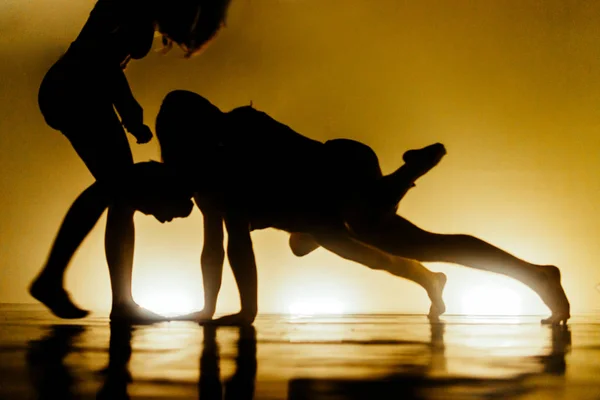 Jóvenes Flexibles Practicando Movimiento Danza Contemporánea —  Fotos de Stock