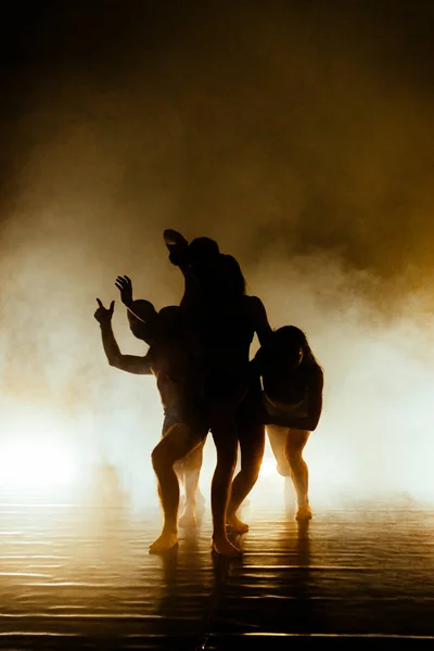 現代バレエを練習する美しい男性と女性のグループ — ストック写真