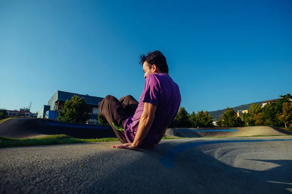 Akrobat Übt Parkour Übungen Örtlichen Skatepark — Stockfoto