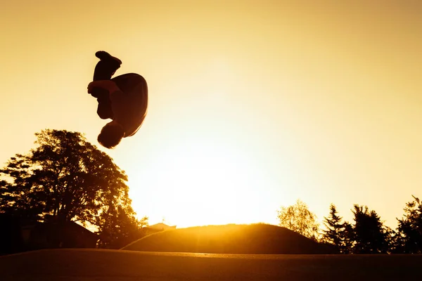 スケートパークでスポーツマンが行う空中フロントフリップ — ストック写真
